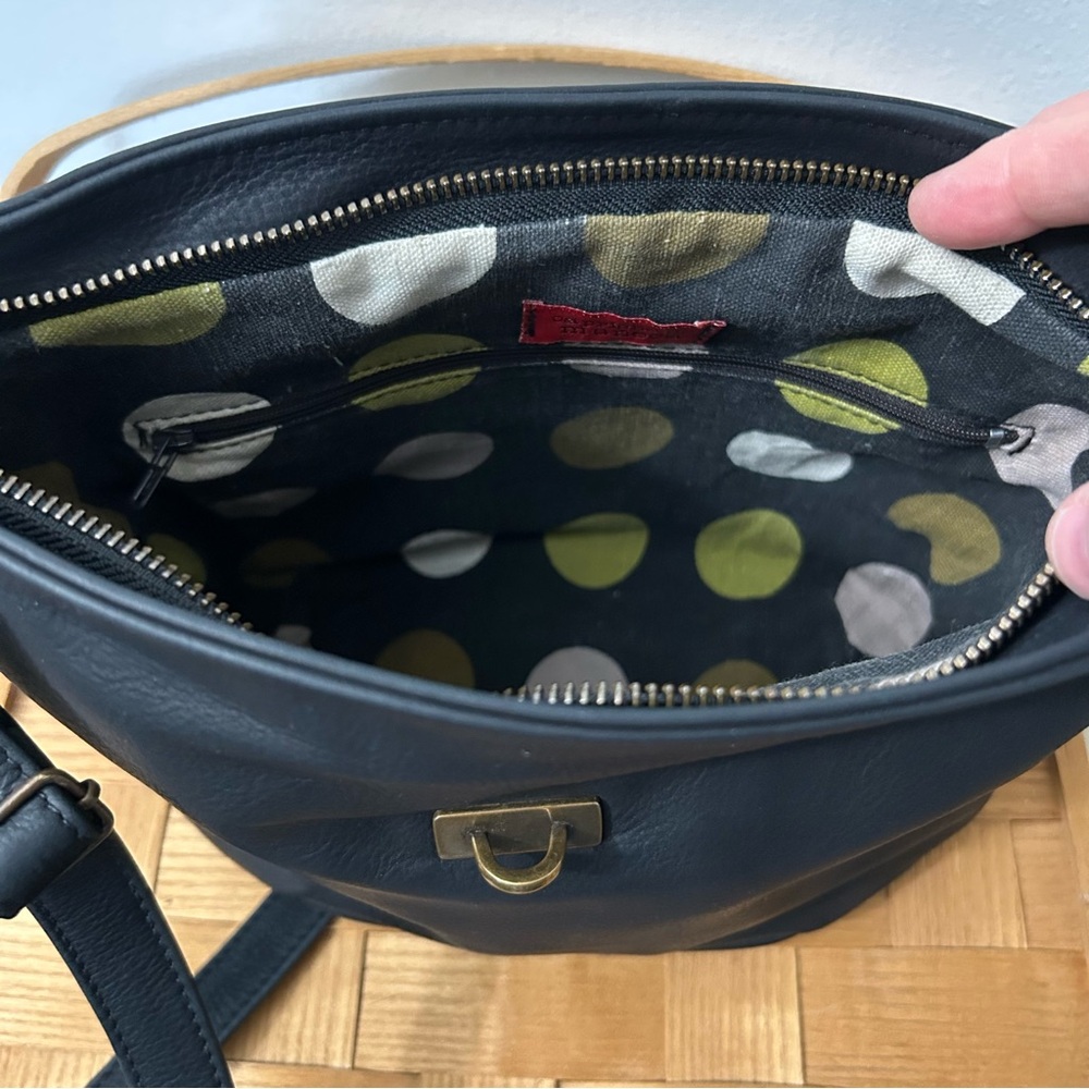 Capricho De Muñeca Soft Lightweight Black Leather Crossbody Bag - Picture 7 of 11